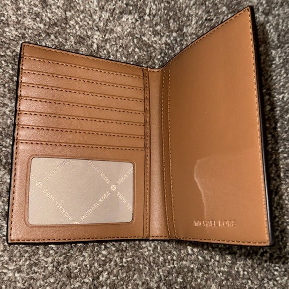 Michael Kors Passport Cover/Wallet. NWOT - Picture 2 of 3